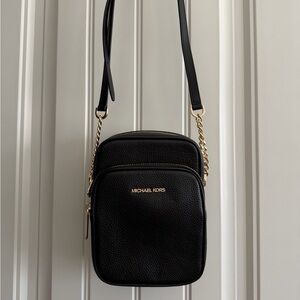 Jet Set Travel Medium Pebbled Leather Crossbody Bag